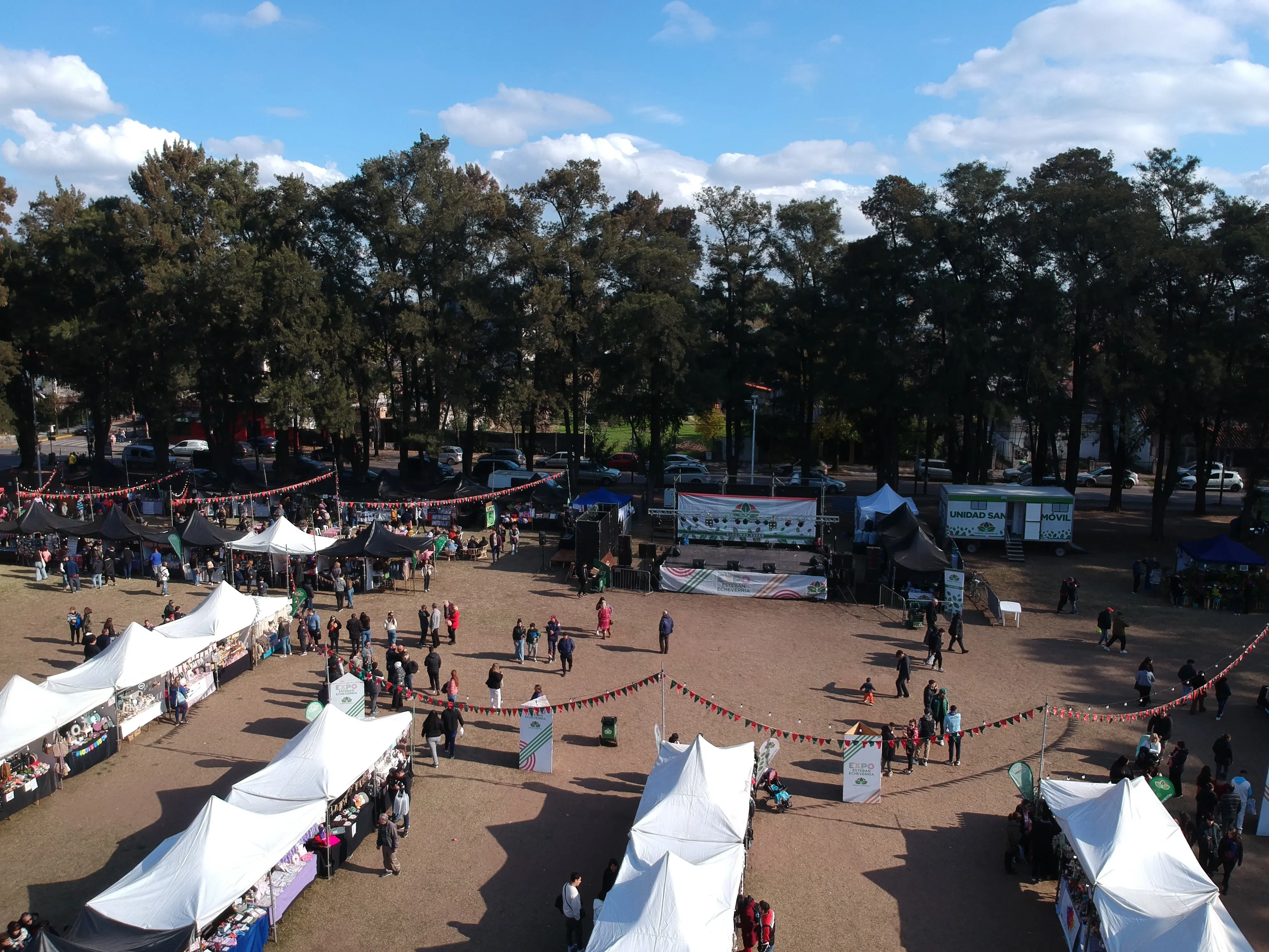 Montaje de feria con carpas y mobiliario