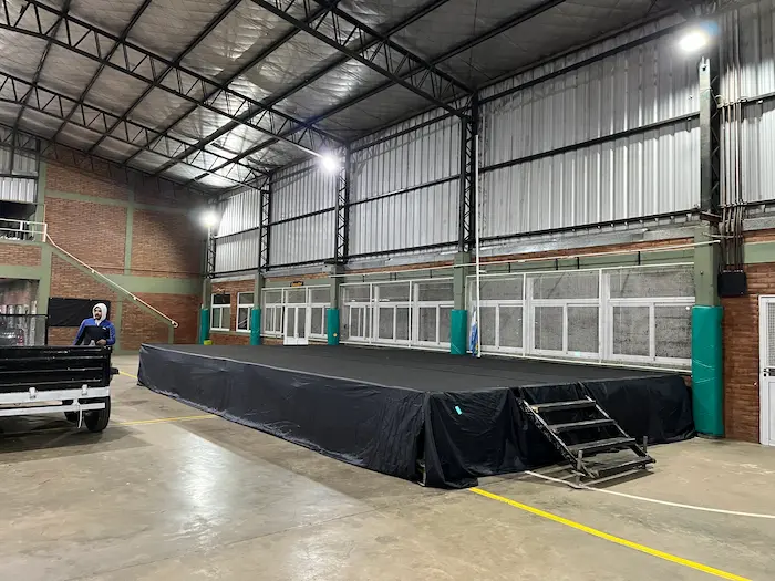 Vista lateral del escenario - Colegio Nuestra Tierra