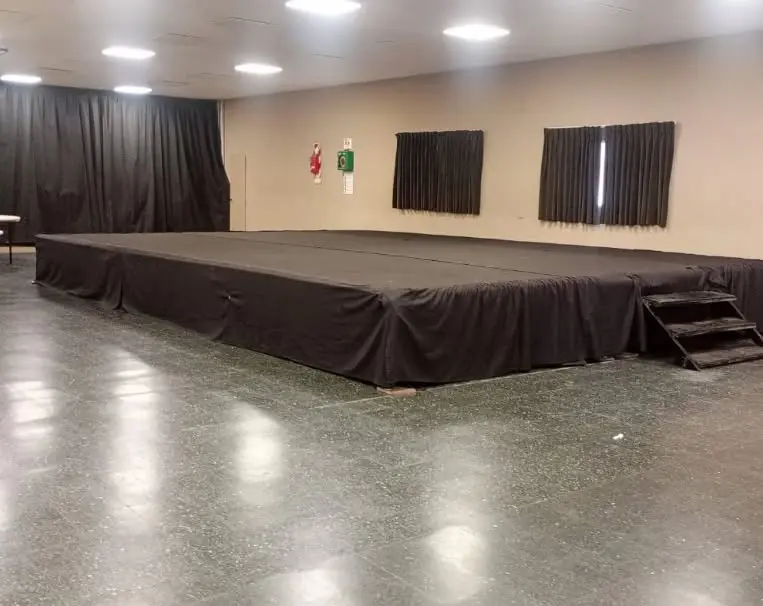 Escenario modular con acabado premium para actos escolares.