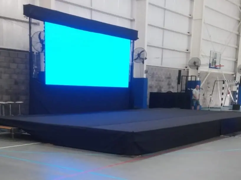 Escenario con pantalla LED de alta definición para eventos.